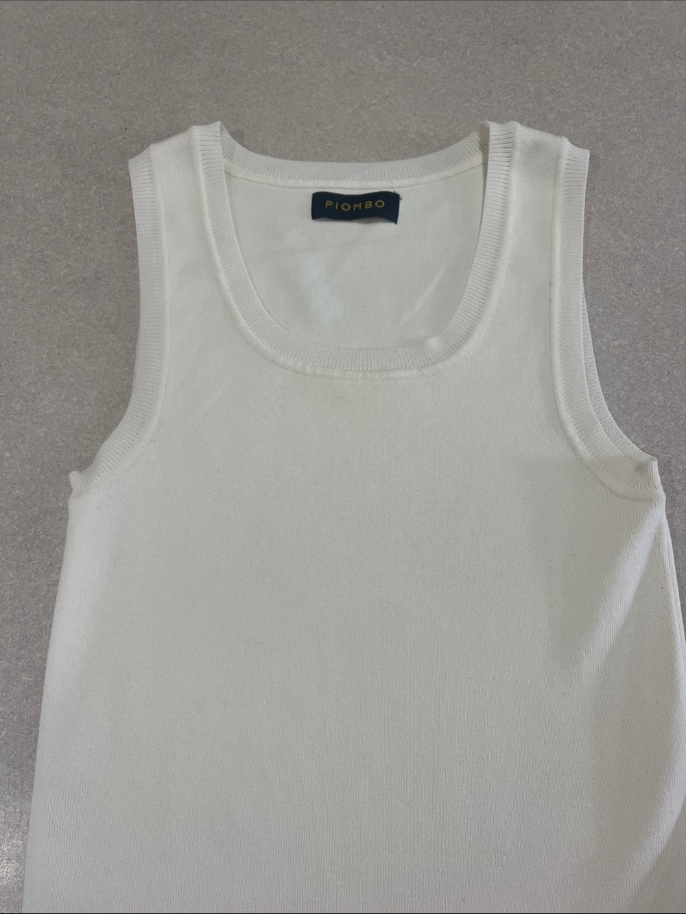 Piombo cream sleeve less top